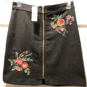 **WINTER CLOSEOUT SALE** NWT LOFT Gray Floral Embroidered Wool Skirt 18”, Size 2